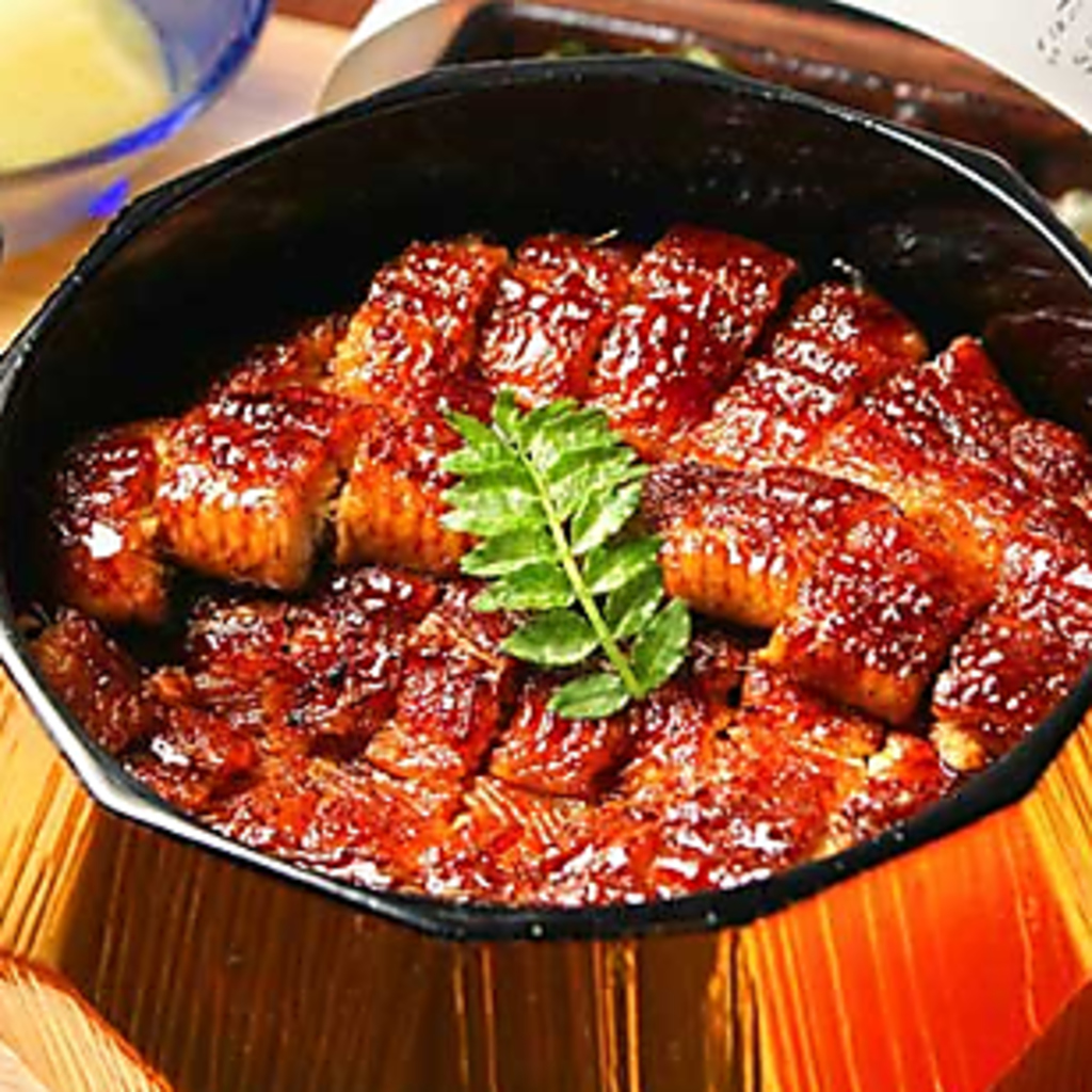 厳選うなぎを使用した、当店自慢の「ひつまぶし」。皮はパリッと身はふっくら風味豊かな味わいです