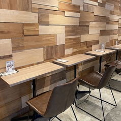 全席に電源と高速Wi-Fiを完備、テレワークにも最適