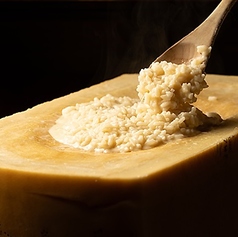 当店おすすめスペシャルメニュー『グラナパダーノチーズのリゾット』の写真