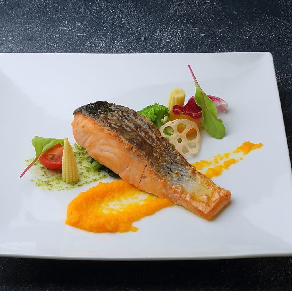 「本日の鮮魚の料理」。日によって真鯛、ノルウェー産サーモン、サワラなど魚種が変わる