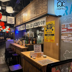 LINKS UMEDAの地下フロアにあり、大阪駅・梅田駅からのアクセスは抜群!通路に対してオープンな造りで、店内の賑わいが伝わる開放的な店構えです。大きな暖簾と天井の提灯が酒場らしい活気を演出し、お一人様や女性の方でも躊躇することなく、ふらっと立ち寄りやすい気軽さが最大の魅力。