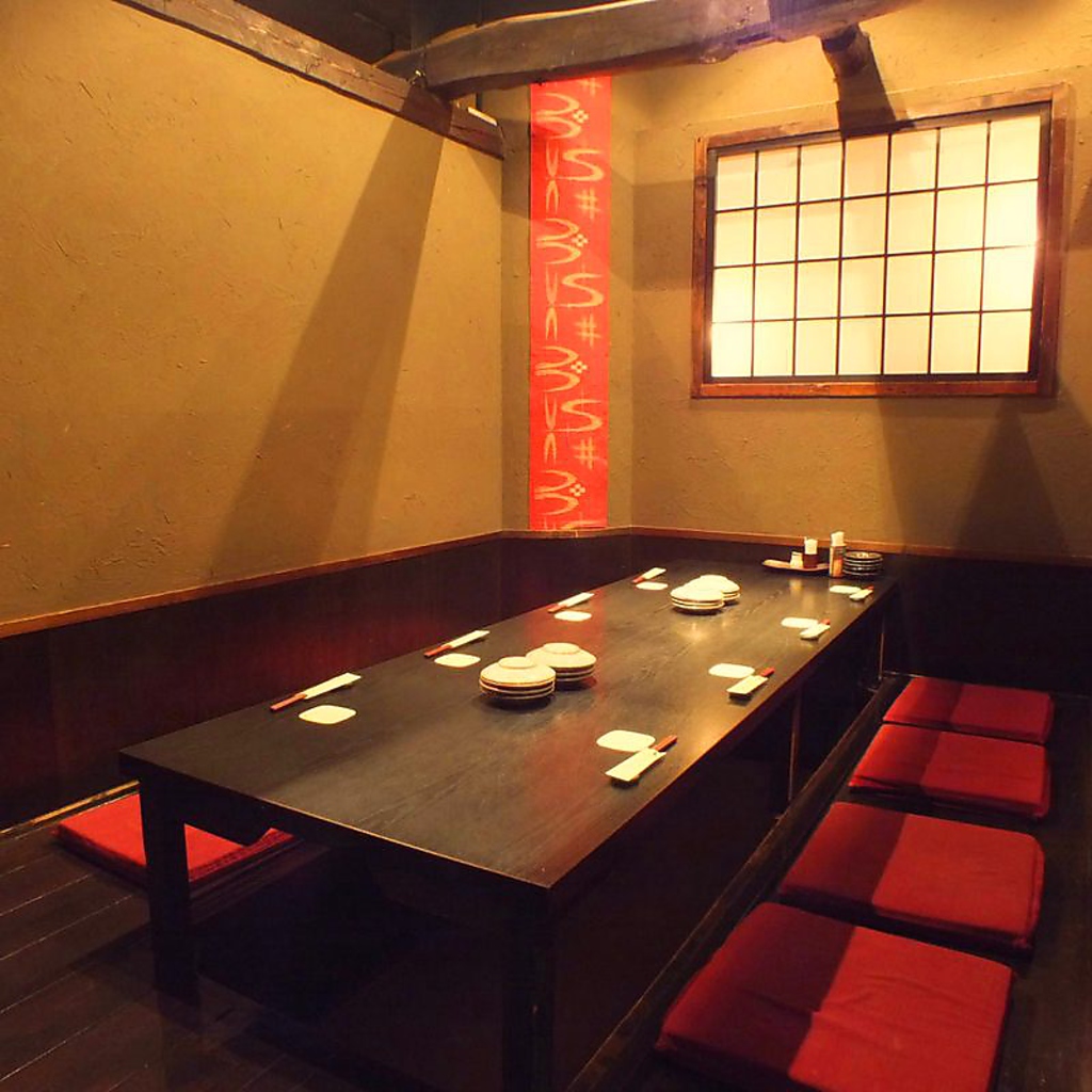 10名前後でご利用可能な個室もご用意！ご家族や接待など…ゆったり個室でお寛ぎ下さいませ。