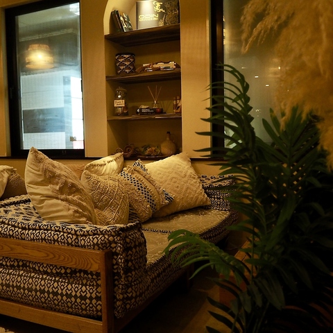 ゆったりとお寛ぎいただける人気のソファ席