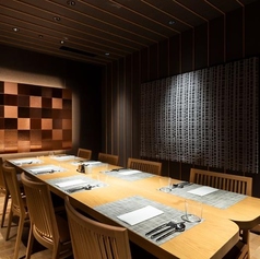 最大8名様までご利用いただけるプライベートな空間を2室ご用意しております。ご家族やご友人との会食、大切な記念日のお祝い、ビジネスシーンでの接待など、様々な用途でご利用いただけます。