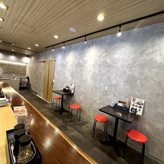 【2名テーブル×3】洗練されたモダンな内装の店内は友人や家族との食事に最適です。