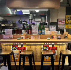 目の前に並ぶ日本酒や焼酎の瓶が酒好きの心をくすぐる、カウンター席。スタッフとの距離が近く、調理の様子を眺めながら、おすすめメニューやお酒に合う一品について、スタッフとの会話を楽しめるのも醍醐味です。椅子を完備しております。お仕事帰りのちょい飲み、お一人様でのサク飲みに最適な、心休まる特等席です。