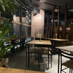 テーブル席の4名掛け席は、友人や家族との楽しいひとときを過ごすのに最適なスペースです♪広々としたテーブルは、料理や飲み物をシェアするのにぴったり！温かみのあるデザインが施されたこの席は、心を豊かにする雰囲気が漂います◎