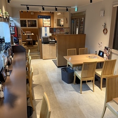 カウンター席(4名)&テーブル席(4名席×2)の落ち着いた雰囲気の店内でゆっくりお食事できます。