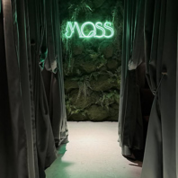 店頭から店内まで多くのグリーンを使用