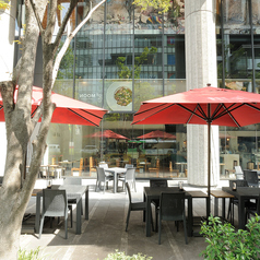 ご予約ですぐに埋まってしまう大人気のテラス席。2名様からご予約いただけます。※雨天等の場合、店内の席が満席ですと席の変更が出来ない可能性がございますことをご了承願います。