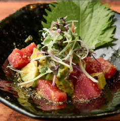 生本まぐろとアボカドの胡麻だれ和え