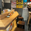 。当店のカウンター席は、お酒とお肉の完璧なペアリングを、五感で楽しめる特等席です！肉のプロが厳選した上質な肉刺しや肉寿司など、手間暇かけた本格的な逸品も、当店ならお財布を気にせずお楽しみいただけます。椅子を完備しておりますので、リラックスして至福のひとときをご堪能ください。