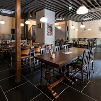 広々としてゆったりくつろげる落ち着いた空間