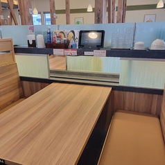 ゆとりのある広々としたテーブル席はご家族や友人とのお食事にも◎