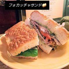 ローマのとあるお店のフォカッチャサンド(ポルケッタ、チーズ、トマト、バジルなど)