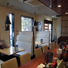 少人数でのご利用に便利な1階テーブル席。ご友人同士でのサク飲みや飲み会にぴったりの使い勝手の良いスペースです。