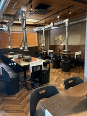 ゆったりと使えるテーブル席