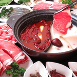 2色鍋なので味に飽きることなくお腹いっぱい食べれます◎スープは辛さ調節可能です◎