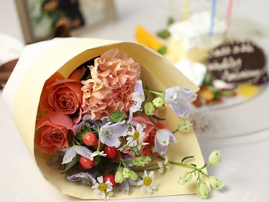 誕生日など特別な日に記憶に残るサプライズを♪プレートやブーケなど選べるお祝いサービスをご用意。