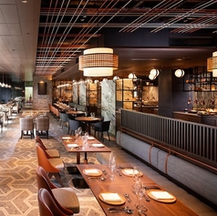 広々とした店内には、開放感あふれる120席をご用意しております。陽光が差し込む明るい空間で、賑わいと活気に満ちたお食事の時間をお過ごしいただけますのでぜひご来店くださいませ。