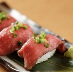 大人気の肉寿司は絶品の味わい！バラエティ豊かな盛り合わせはもちろん、単品2貫からご注文できます