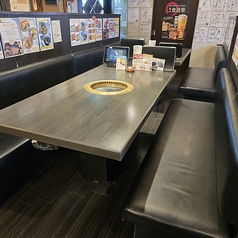 4名様用のテーブル席と6名様用のテーブルが隣合っております。ソファ背面に壁を設けており、背後のお席を気にすることなくお食事をお楽しみいただけます。