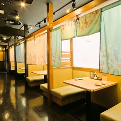 【2名様からご利用可能な個室席】水戸駅から徒歩1分の海鮮居酒屋！デートや仕事帰りのカジュアルな飲み会などにおすすめ。落ち着いた和風のプライベート空間はお誕生日や記念日のお祝いにもおすすめです。はなの舞こだわりの料理と厳選したお酒をゆっくりお楽しみいただける寛ぎ空間となっております。