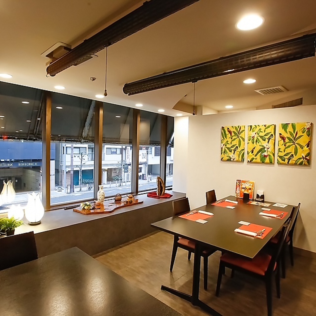 店内イメージ１(窓側半個室最大10名）
