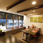 店内イメージ１(窓側半個室最大10名）