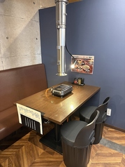 ゆったりと使えるテーブル席