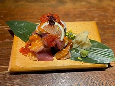 マグロとイクラの贅沢こぼれ巻き