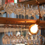 ヴィンテージライクな照明で照らされたおしゃれな店内。インテリア1つ1つにこだわりが詰まっています