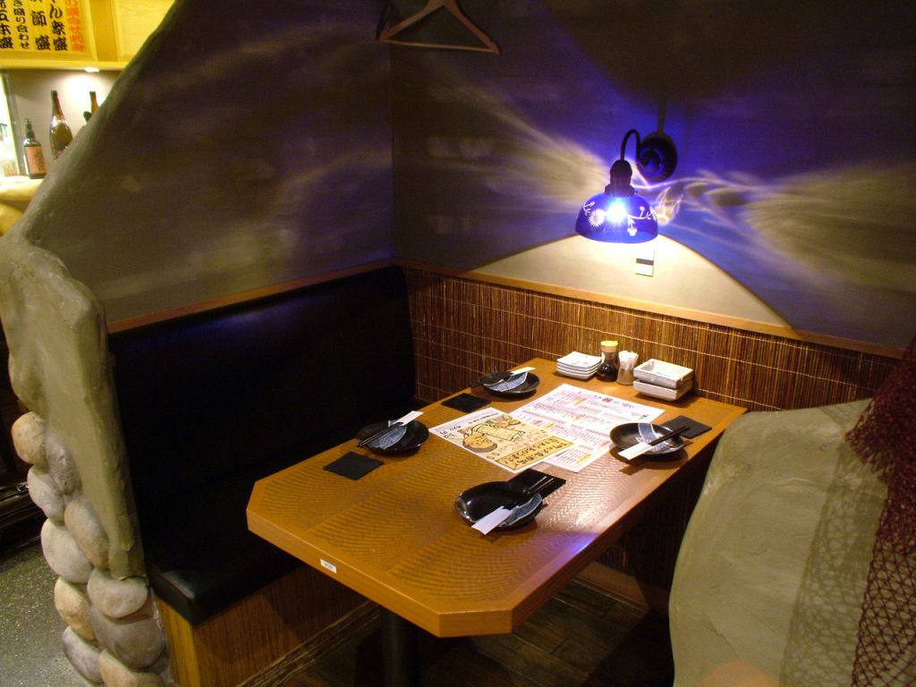 大小各種個室も充実！ゆったりくつろげます♪4名迄のテーブル席。