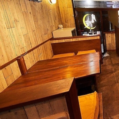 《テーブル席》広々としたスペースなので窮屈さを感じることがなく、宴会のお料理や飲み放題ドリンクが並んでも焦らずにお食事できます。