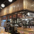 LINKS UMEDA内という好立地で、毎日11時から元気に営業中！お買い物帰りのランチ代わりや休憩、昼飲み、仕事終わりのサク飲みなど、様々なシーンで大活躍するカウンター席です。明るく清潔感のある店内は、女性のお一人様でも安心してご利用いただけます。