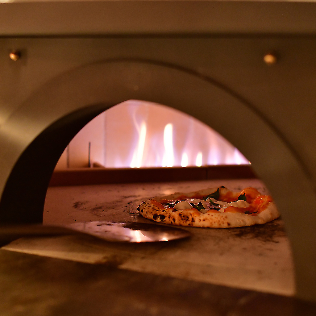 マルゲリータやクワトロフォルマッジなど、店内の釜で焼き上げたピザは絶品！焼き立てを召し上がれ♪