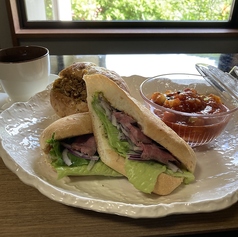 相州牛のローストビーフとハードスクランブルのサンド