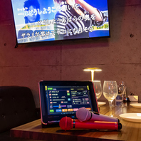 カラオケが無料で歌い放題！ 