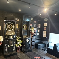 本格ダーツ完備で遊びながら楽しめるサービス
