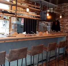 カウンター席が6席！アットホームなお店で会話を楽しむバーです