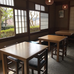 テーブル（椅子席）は２人掛けが３テーブル、４人掛けが２テーブルをご用意。窓からは八重桜と哲学の道をお楽しみいただけます。