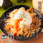 しっとり濃厚なポテトサラダにとろける半熟卵をトッピング!!素材やお皿にこだわった逸品。二次会も◎