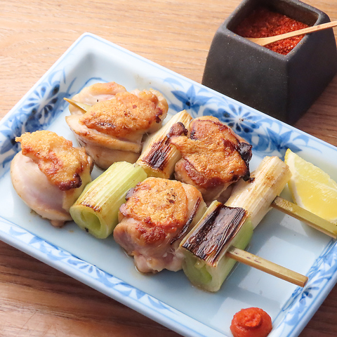 熱々の鉄板で焼き上げる今治スタイルの焼鳥屋