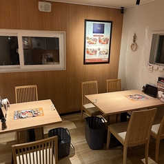 入って右側のテーブル席。2名席×3、4名席×2のお席をご用意しています。