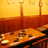 【無煙ロースター】肉の旨みを閉じ込める炭火焼きを、全席に設置した無煙ロースターでお楽しみいただけます。煙や匂いを気にせず、極上の神戸牛を心ゆくまでご堪能ください。女子会・デートにも最適です♪