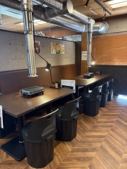 ゆったりと使えるテーブル席