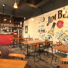 JIM BEAMの壁が可愛い2階のテーブル席◎