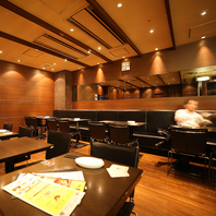 ゆったりと落ち着いた雰囲気の広い店内