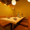 【小人数テーブル】 都会の喧騒を忘れ大人の時間をゆったり堪能できる空間をご用意！2名～6名の少人数様向けのテーブル席などゆったりとしたお時間をお過ごし頂けます。サプライズ演出できるデザートプレートもご用意しております！※個室利用希望は電話必須◎