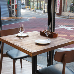 【TOKIORI自慢のわいんと創作和ビストロ料理を◎】窓際の明るい2名席は、自然光が差し込む心地よい空間。カジュアルなデートや記念日ディナーにおすすめです。